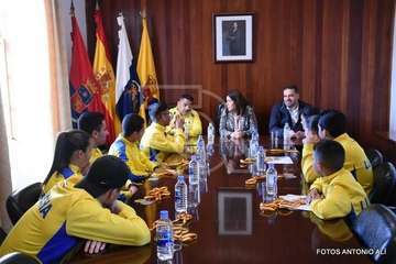 Recepción de la alcaldesa y del concejal de Deportes a los campeones del Club Taz Jinámar (Foto Antonio Alí)